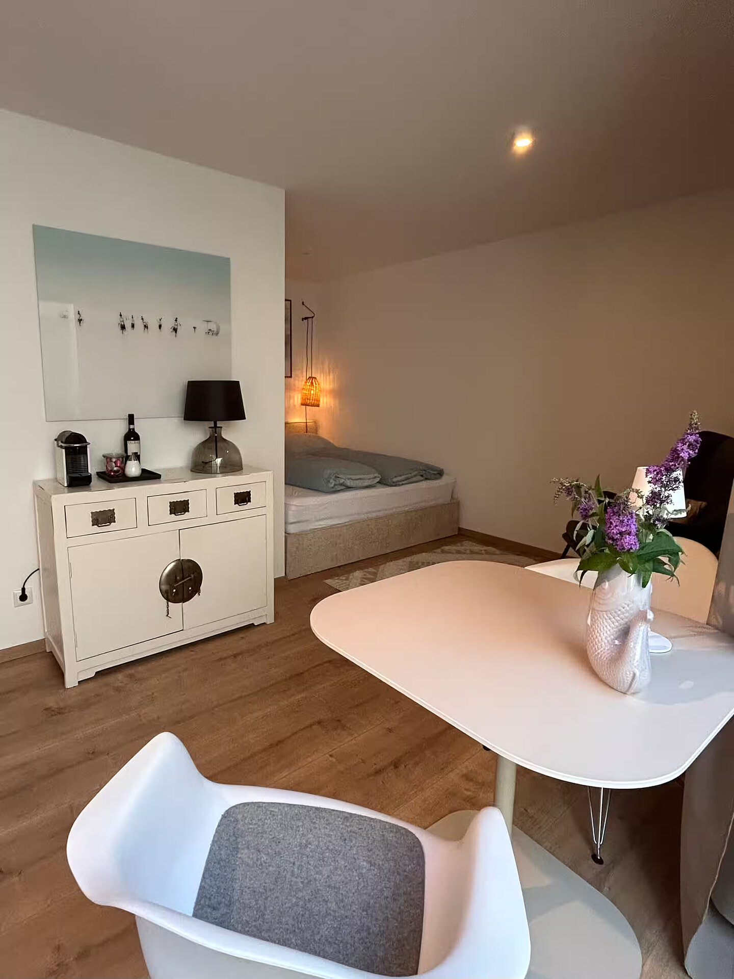Bett-Nische mit Rattan-Hängeleuchten