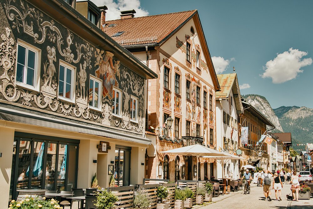 Oberammergau mit bemalten Häuserfassaden